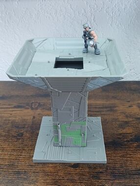 Fortnite Port-A-Fort Battle Royale Playset 2" Infiltrator Action Figure